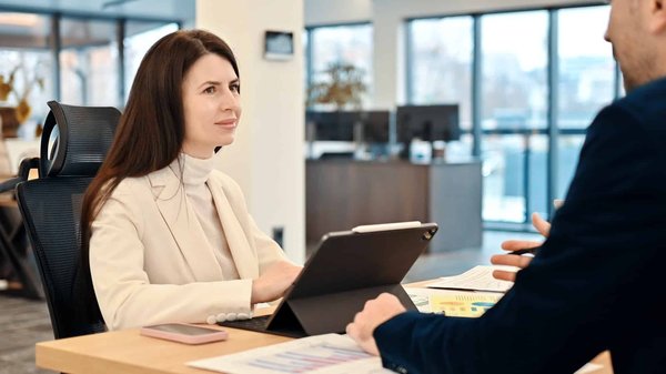 Pourquoi choisir de travailler dans le secteur public ? Avantages et spécificités.