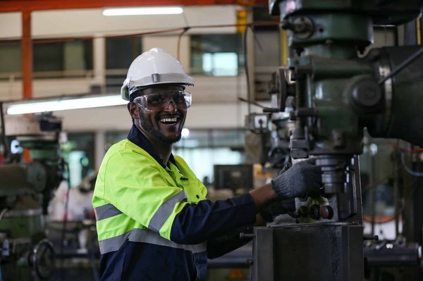 Comment l'automatisation transforme-t-elle l'industrie moderne?
